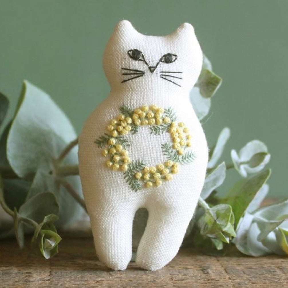 Nekogao Embroidery Kit - Yellow Wreath Cat