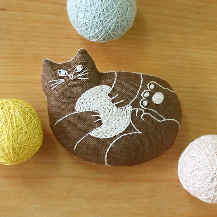 Nekogao Embroidery Kit - Brown Cat with Yarn