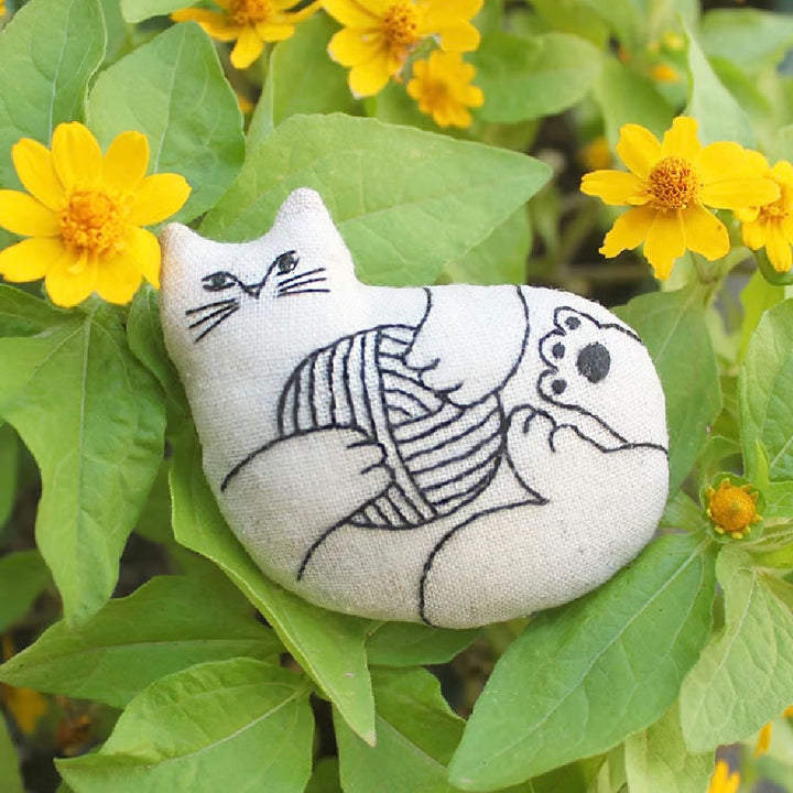 Nekogao Embroidery Kit - White Cat with Yarn