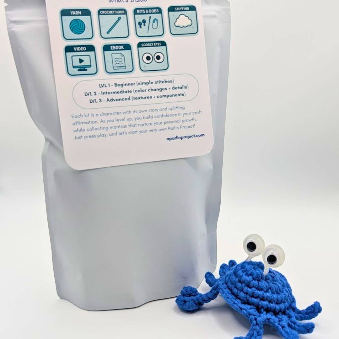 Crabby Chuckles (blu) Sensory Friendly Crochet Kit – Level 2