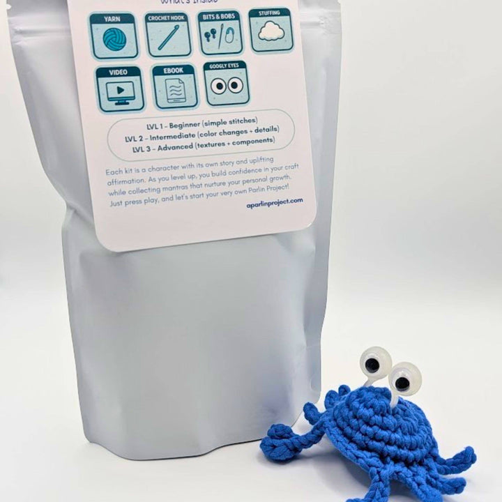 Crabby Chuckles (blu) Sensory Friendly Crochet Kit – Level 2